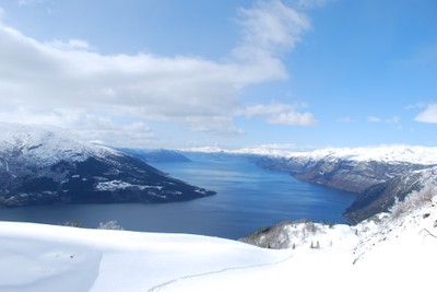 Ytre Ålvik ligg på nordsida av Hardangerfjorden.